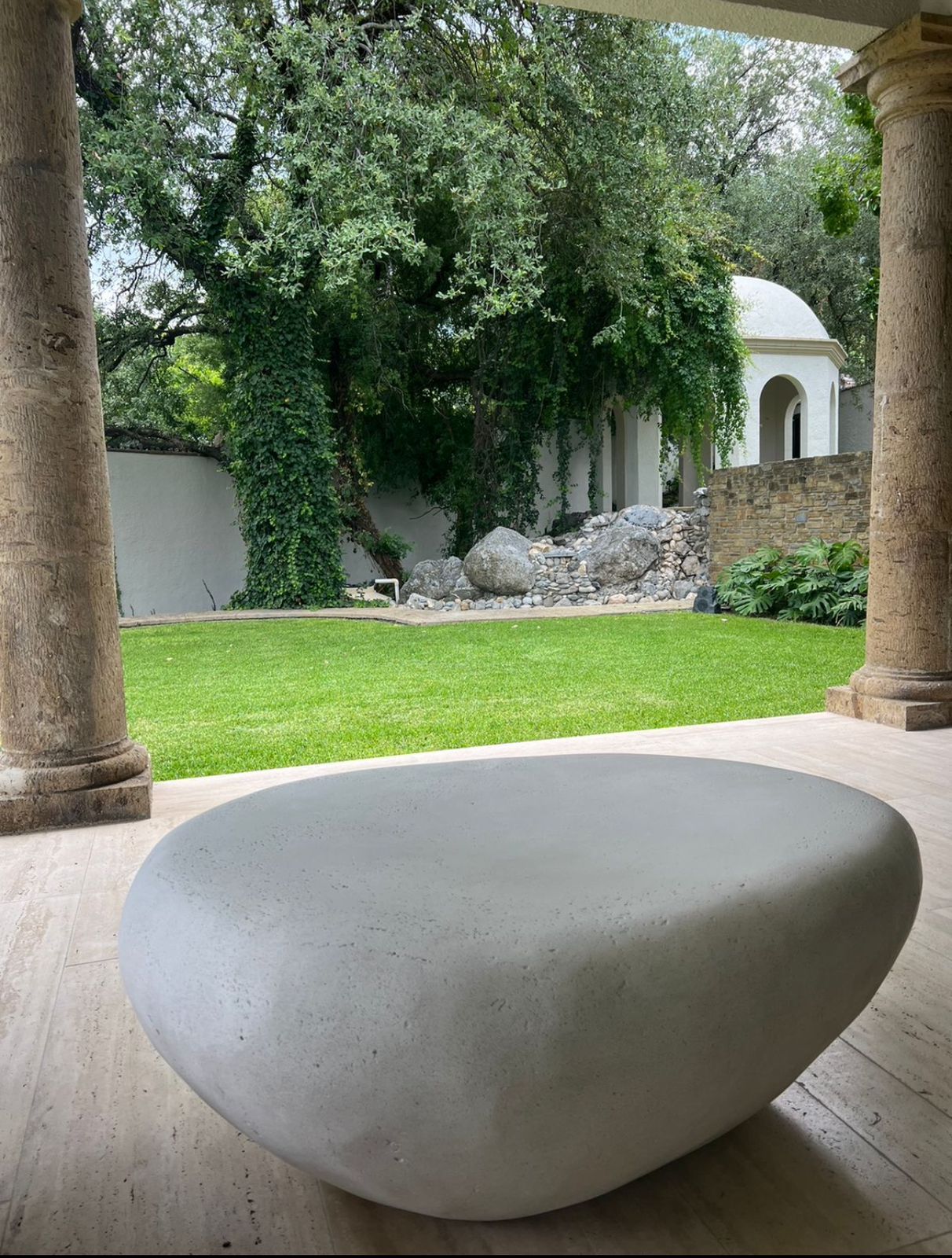 Mesa de Piedra Río – Elegancia Atemporal en Diseño Natural